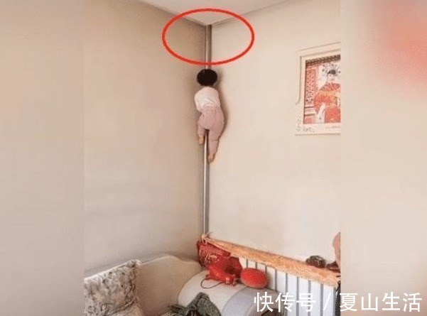 暖气管|穿尿不湿的果然惹不起!2岁萌宝徒手爬暖气管,引网友捧腹:高手