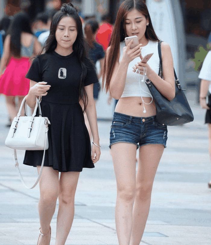 闺蜜|街拍:两个风格不一样的美女闺蜜,身材都不错啊