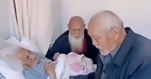 妈妈|有妈的孩子像块宝,92岁妈妈摘菜包饺子,72岁女儿看电视等吃