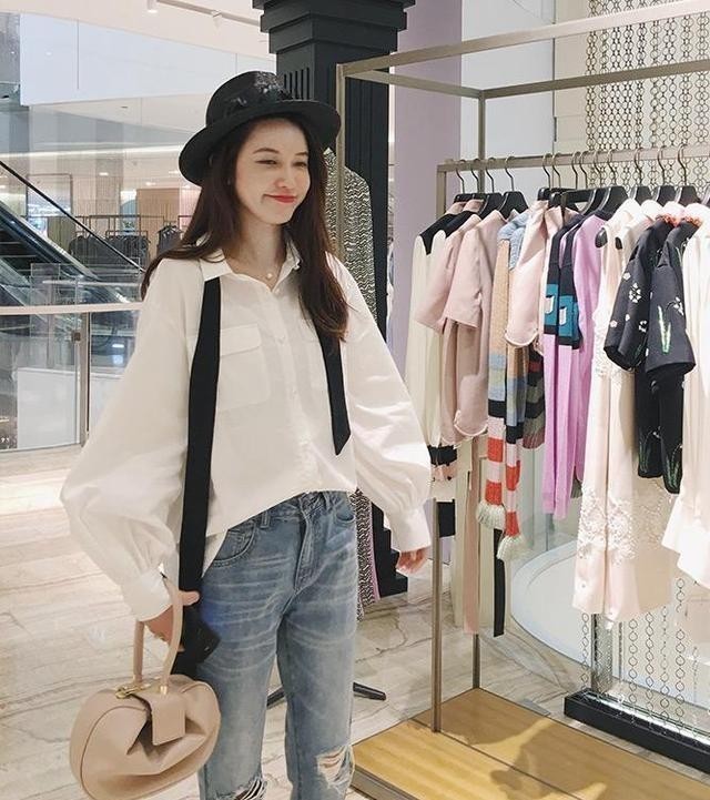 女人|街拍性感紧身打底裤小姐姐,焕发出活泼可爱的小女人气息!