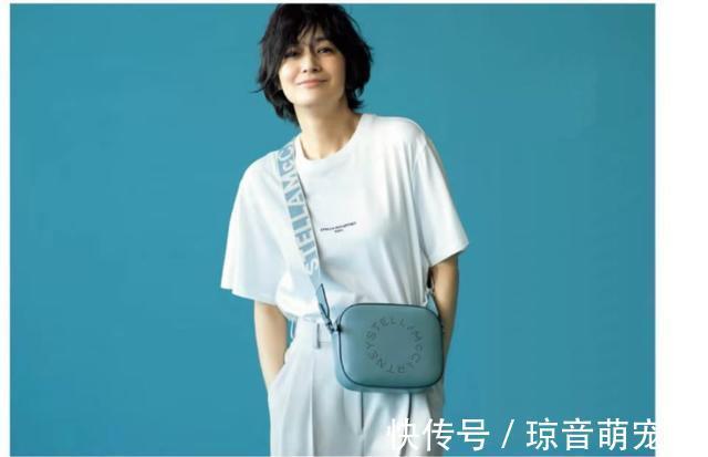 浅蓝色|越宽松、越减龄!日本52岁模特的“高级蓝”穿搭,优雅舒适好喜欢