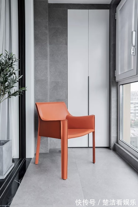 全屋|装修时房门别装单开门了，他家这么设计，让全屋瞬间放大一倍