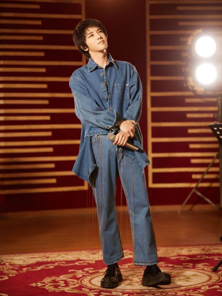 我型我秀|张杰新鲜营业，穿牛仔套装意外撞上华晨宇，一个率性一个前卫