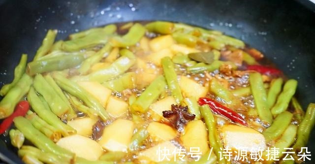 豆角炖肉再焖点小卷子，卷子浸满汤汁，豆角炖得也香，超级惬意！