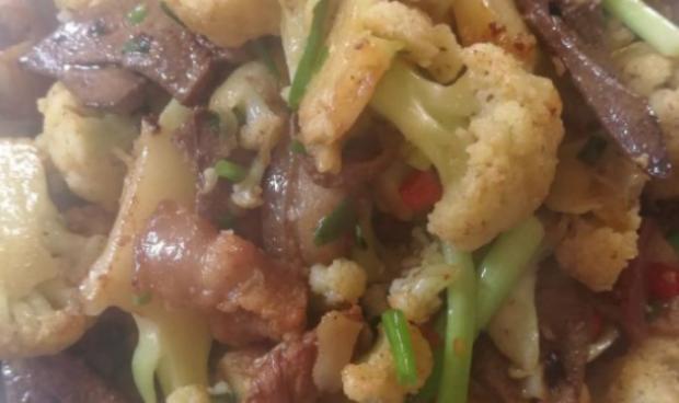 家味美食五花肉炒肝,酱焖排骨,小炒鸡块,蒜香炸排骨的做法