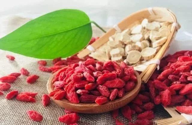 黄芪|枸杞配一宝,喝上3天,肾会充满能量,肝也慢慢好转