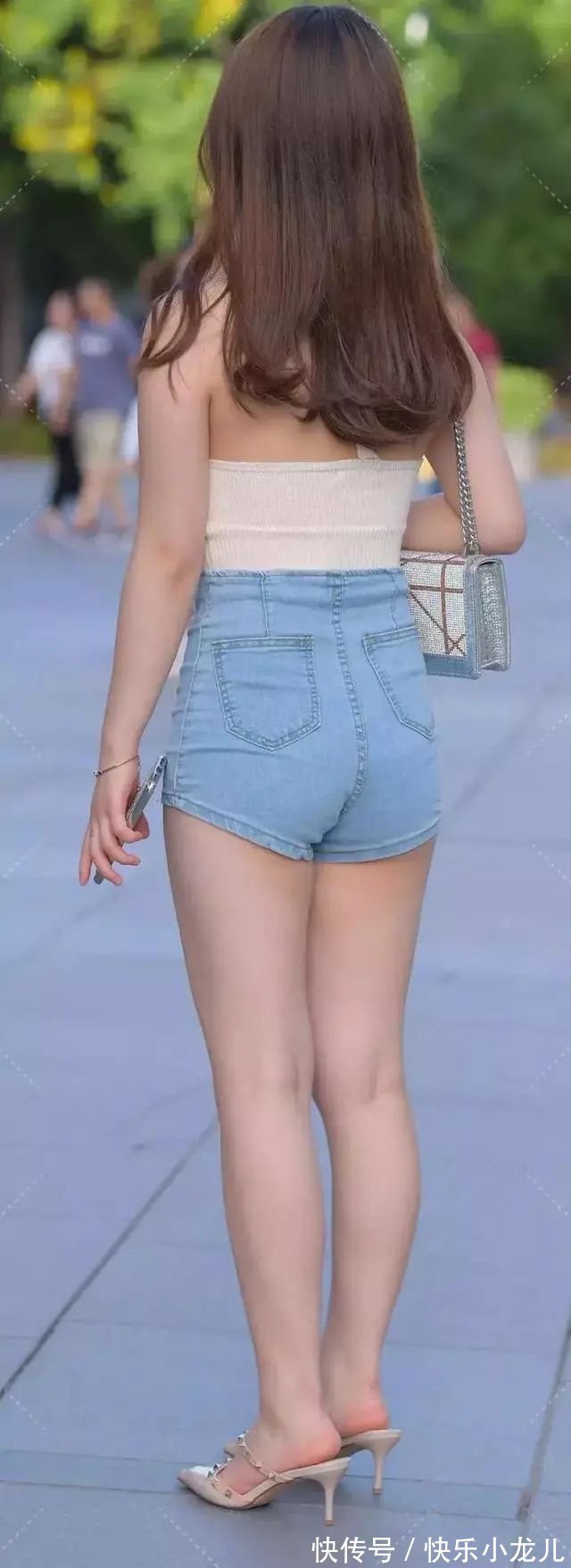 配饰 白色露肩上衣搭配蓝色短裤,构造物体主要轮廓,展示时尚气质