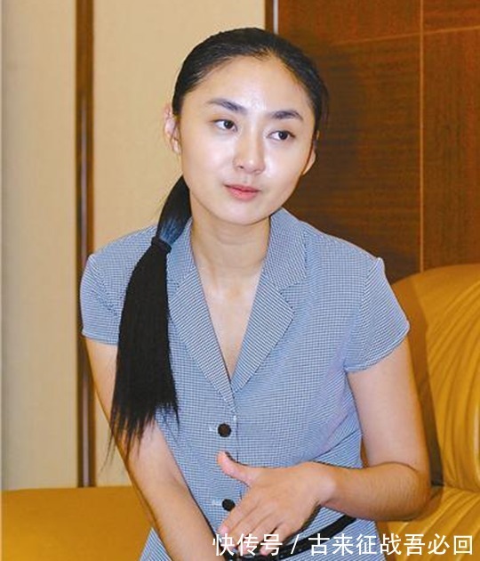 接力棒|2011年丛飞遗孀遗体告别仪式, 5岁女儿默默抹泪,上千名市民送行