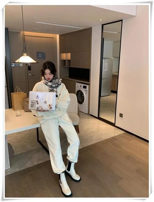 衣服买得多不如买的精，今年流行豆腐裤，好的衣服，怎么搭都时髦