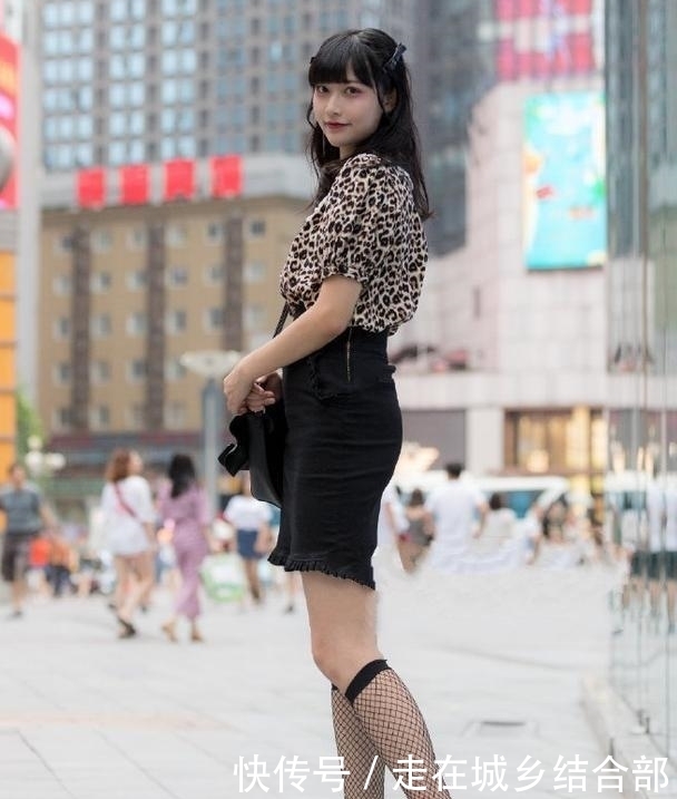 街拍:图二蓝色吊带T恤搭白色半身裙,完美展现凹凸有致的好身材