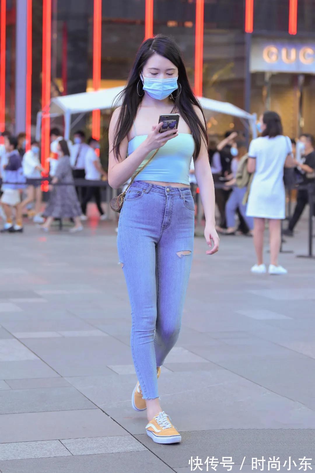 时尚 吊带牛仔裤帆布鞋美女,优雅从容时尚前卫