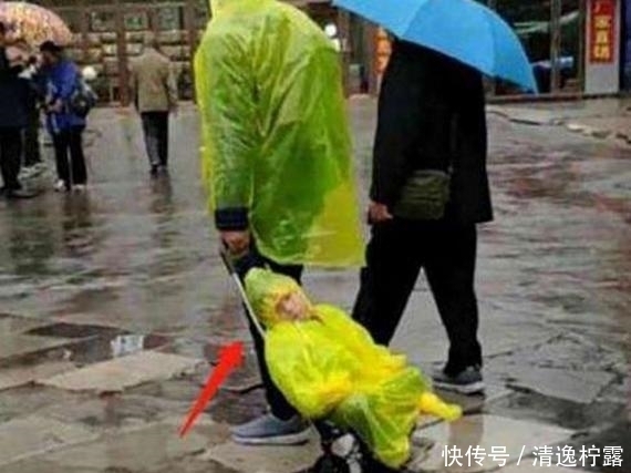 下雨天|爸爸下雨天接孩子回家，把孩子放在行李架上拖着走，是亲生的吗