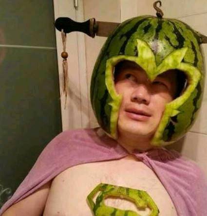 |搞笑图片幽默段子笑话兄弟你的帽子不错,用西瓜皮做的有创意