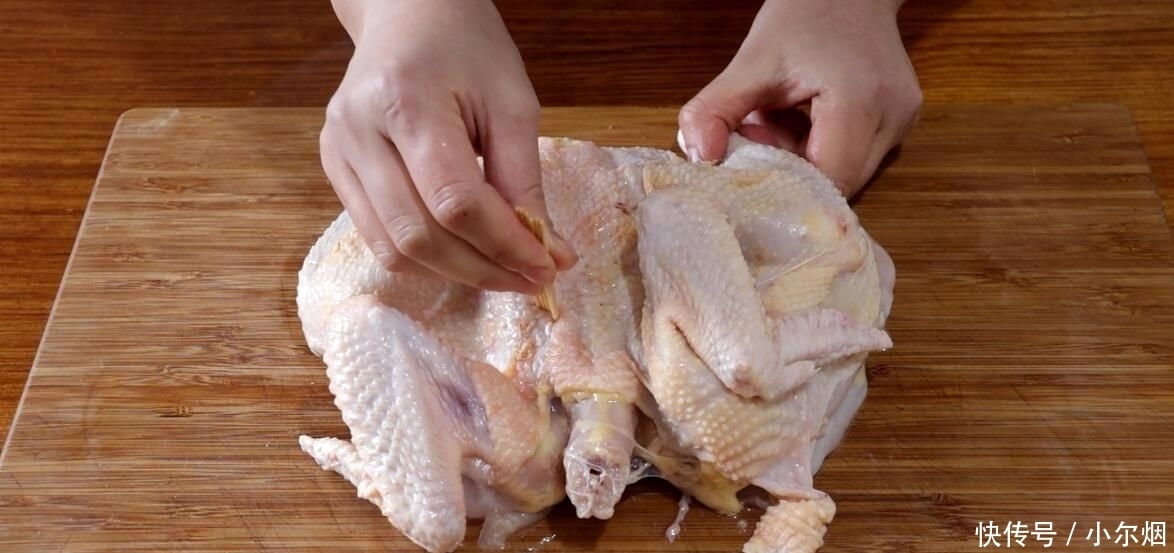 想吃盐焗鸡不用买,教你用电饭锅焗鸡,不加一滴水,肉质细嫩弹牙