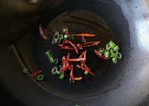 青椒、干辣椒、银耳、木耳这样一起爆炒，味道不会让你失望