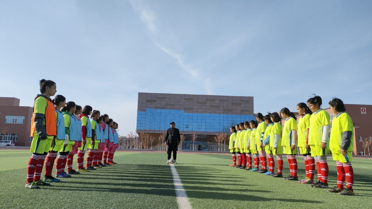 世界足球日|新疆和田：和田市第三中学开展“激情足球 逐梦校园”世界足球日活动