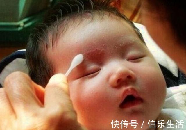 段日子|满月宝宝被奶奶剃光眉毛,2个月后家人泪流满面,医生迷信坑人