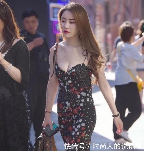 魅惑 吊带长裙露出洁白锁骨,长发搭在肩上,尽显魅惑!