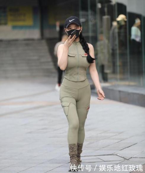 尖头 美女脚上穿着一双尖头的高跟鞋,小小的防水台让她充满气质与韵味