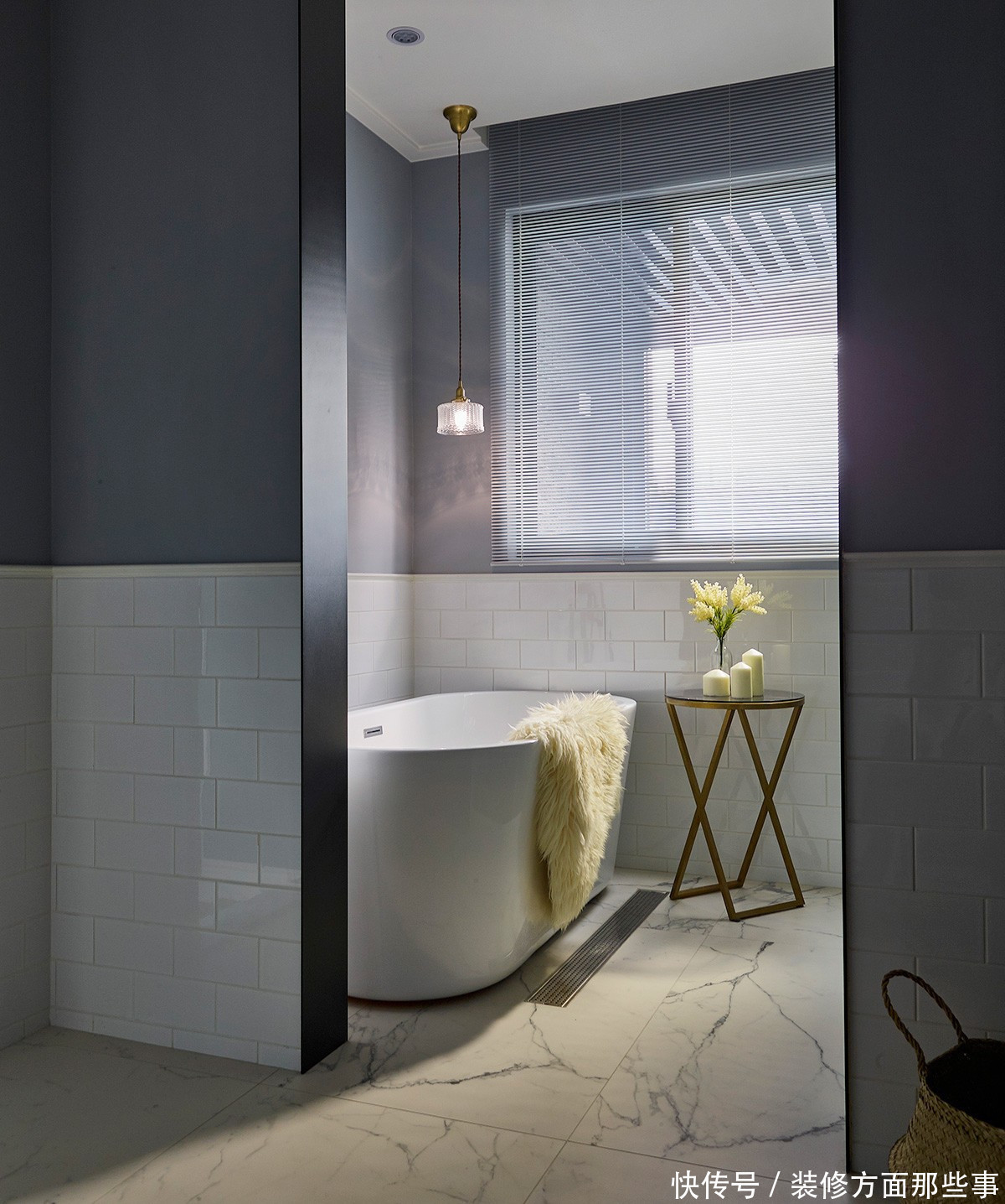 收纳|97平现代一居室,深灰蓝陈列收纳柜充分摆放你的心爱之物