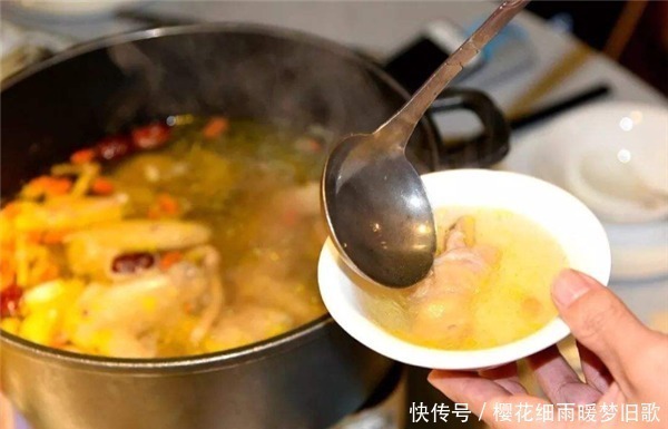 清炖鸡汤,直接炖大错特错!水中加点它,新鲜无腥味,营养少流失