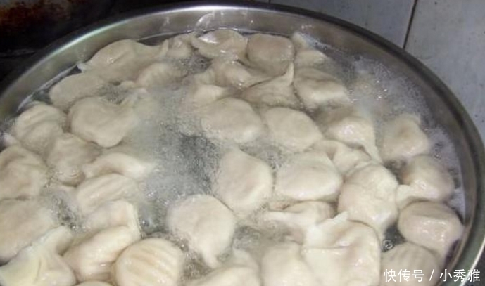 煮饺子时，别再用清水了， 记住加3样东西！口感香嫩，不易破皮