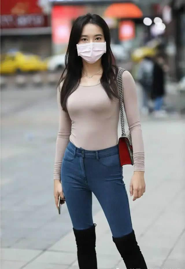 还沉浸在裙子中街头开始流行“牛仔裤+筒靴”,时髦又显瘦