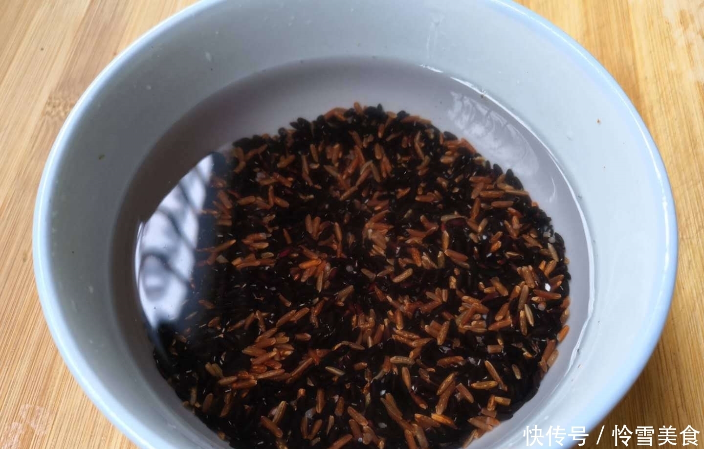 夏季这“粥”要常喝,每天一碗,安神补血又美颜,头发乌黑显年轻