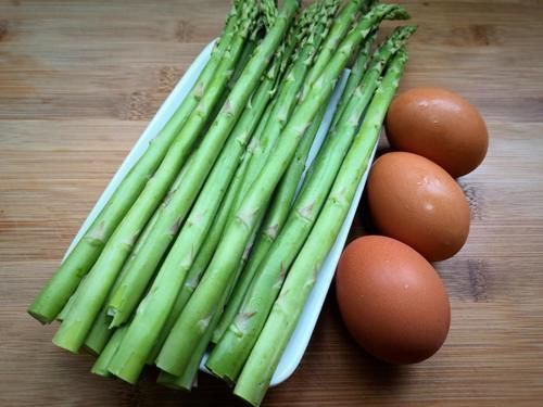 芦笋|遇到这菜赶紧吃,一个月从20元降到8元一斤,燃烧脂肪最在行