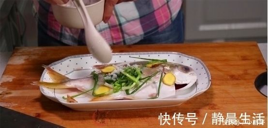 酱油|做清蒸鱼时,出锅淋酱油还是豉油?都不对,这才是正确做法