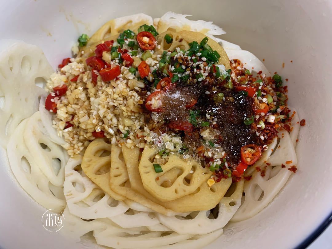 莲藕焯水就发黑，记住这个小技巧，莲藕白净又脆爽，好吃又入味