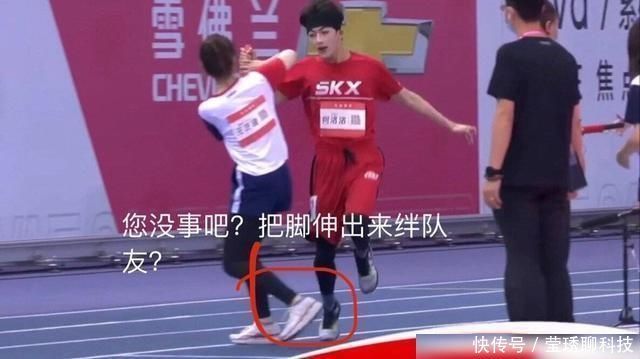 何洛洛 男女混合接力赛中王艺瑾摔倒,在和何洛洛交接棒中出现重大失误