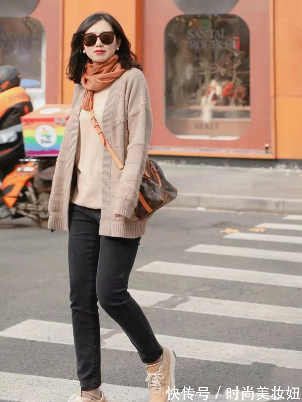 色系 这才是“梨形身材”该有的穿搭,她体重120斤,靠穿搭显瘦又气质