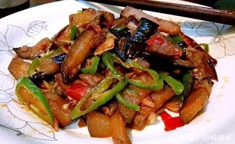 在家做红烧茄子,学会这个小技巧,茄子不油腻,吃起来更入味