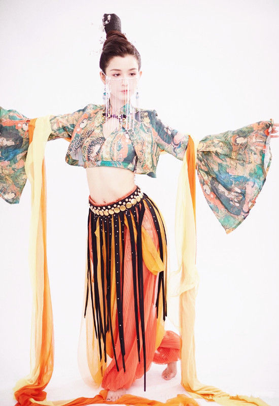 襦裙#“西域美人”哈妮克孜演绎飞天之美,金钗薄纱,皆是神秘之源