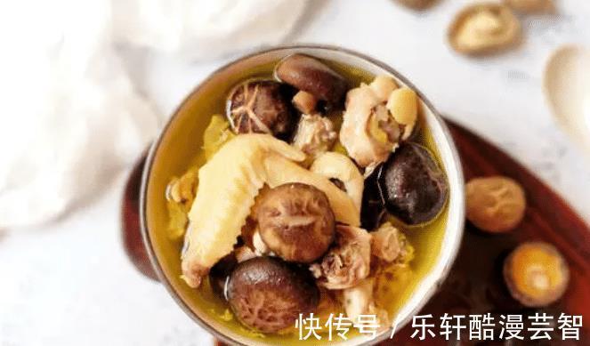 炖鸡汤|秋天多喝汤,炖鸡汤时记住“2窍门”,鸡汤清亮不黑,鲜香味美