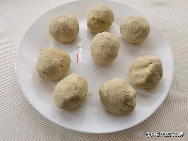 玉米油|中秋节做月饼，食材价格虽贵，但自己做得真材实料，吃得更放心