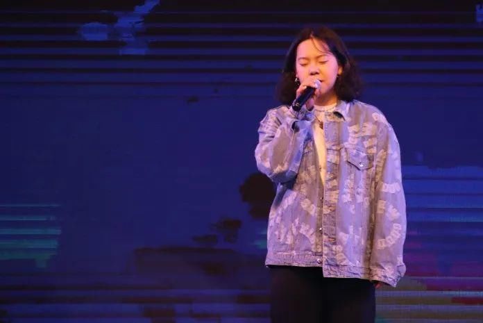 冬天的第二场雪和今晚的校园歌手大赛更配噢～