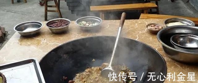 一家10口去吃柴火鸡,一共花了268元,结账时多花了很多钱!