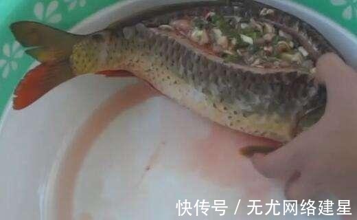肉馅|媳妇将剁好的肉馅塞到鱼肚中, 没想到出锅后, 味道出奇的好