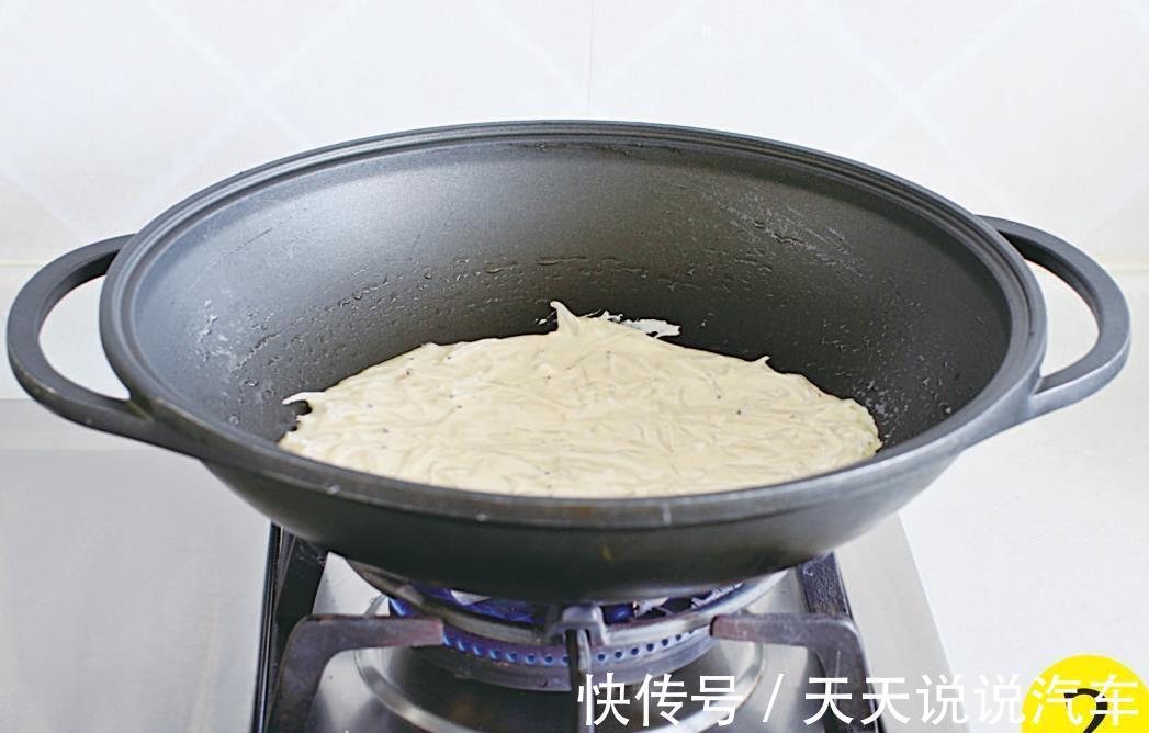 银鱼蛋饼套餐,还有蜂蜜西红柿佐餐,清清爽爽有营养