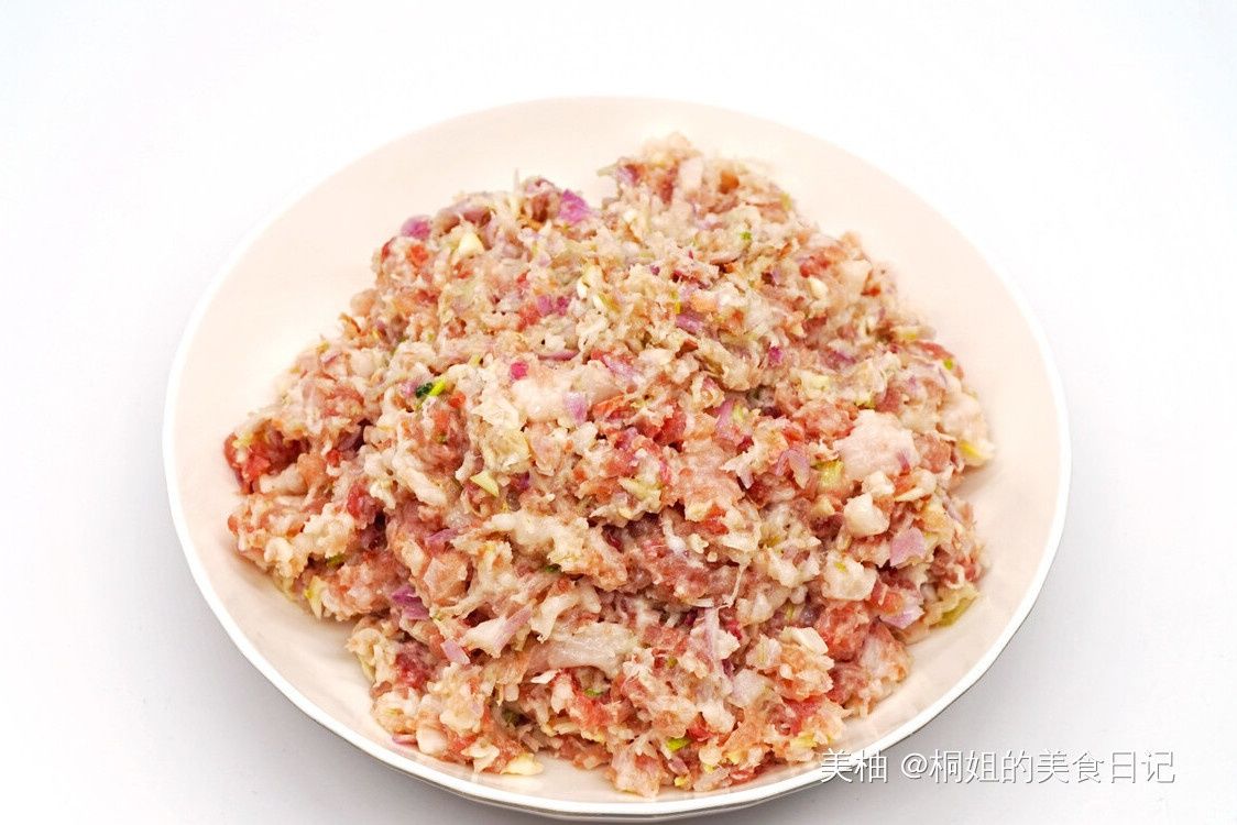调肉馅时，先打水还是先放油？分享正确做法，肉馅鲜嫩又多汁