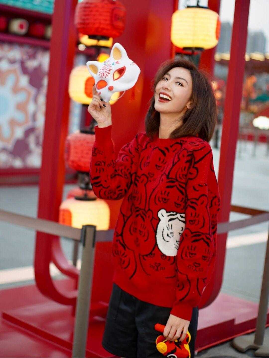 小老虎|冬天穿衣一定要有氛围感!选择这几款“小老虎”单品,可爱又减龄