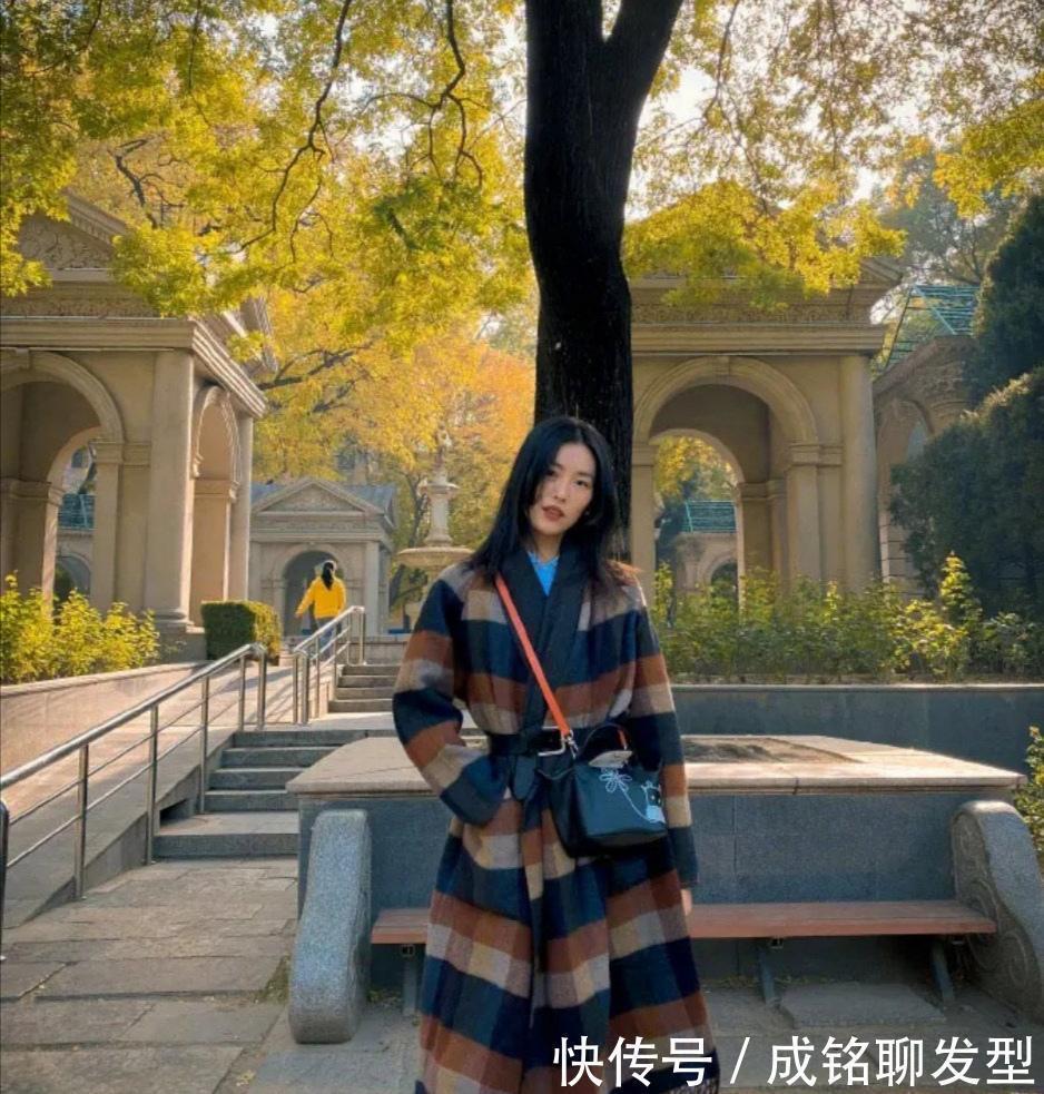 今年冬天流行什么大衣？优雅大气的格纹大衣很火，美得高级不撞衫