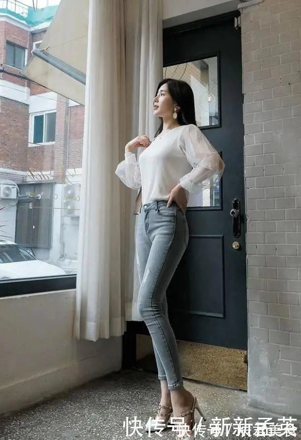 成熟 牛仔裤突出了女性成熟优雅的气质,展现完美的身材比例