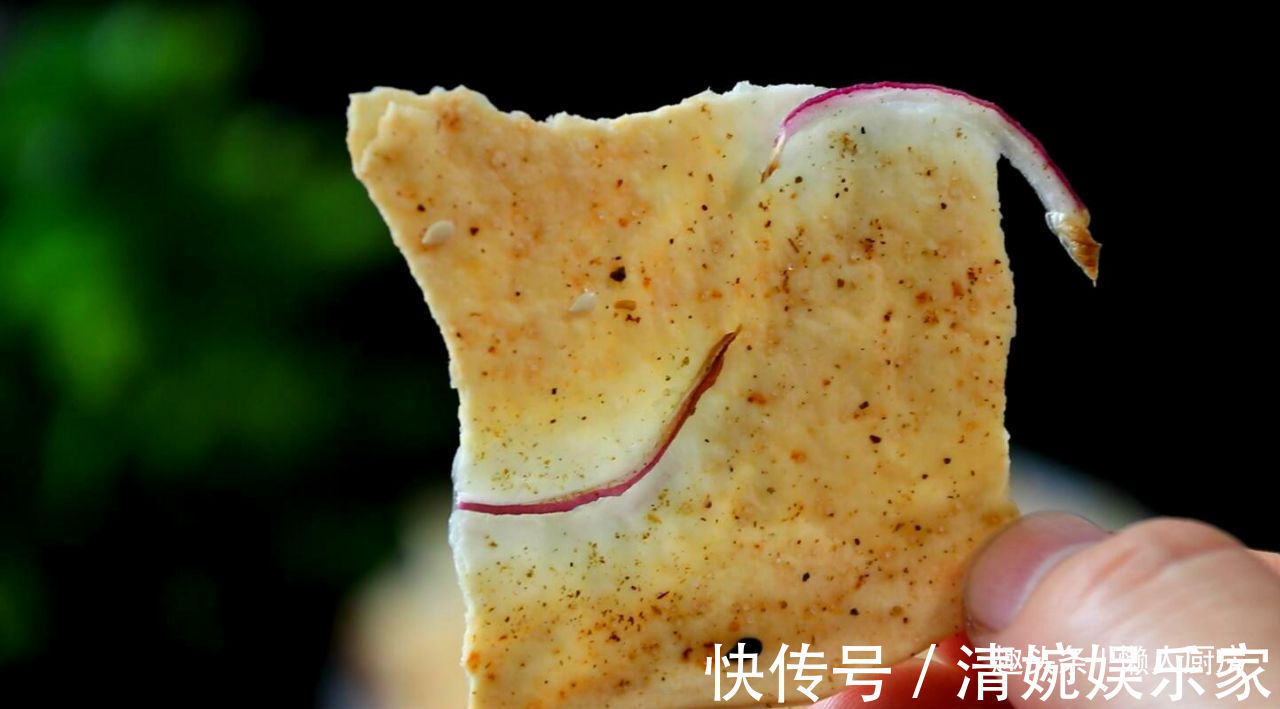 薄饼|别给孩子买薯片吃了，教你薄饼的新做法，不用油炸，比薯片还酥脆