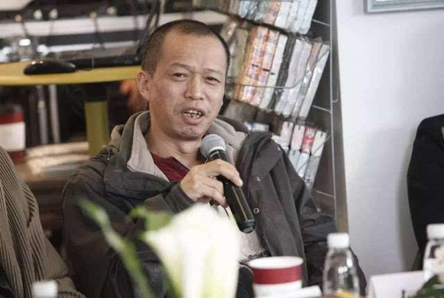 项圈@他用自己的肋骨做了一个项圈,给女友戴上,声称是为艺术献身