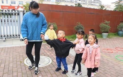 小朋友|小孩在这个年纪前最好别送幼儿园,不然爸妈就是在“坑娃”!