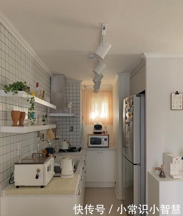 微波炉架|这套76平小房子,上了年纪却充满人情味!狭窄的厨房,一丝不苟!
