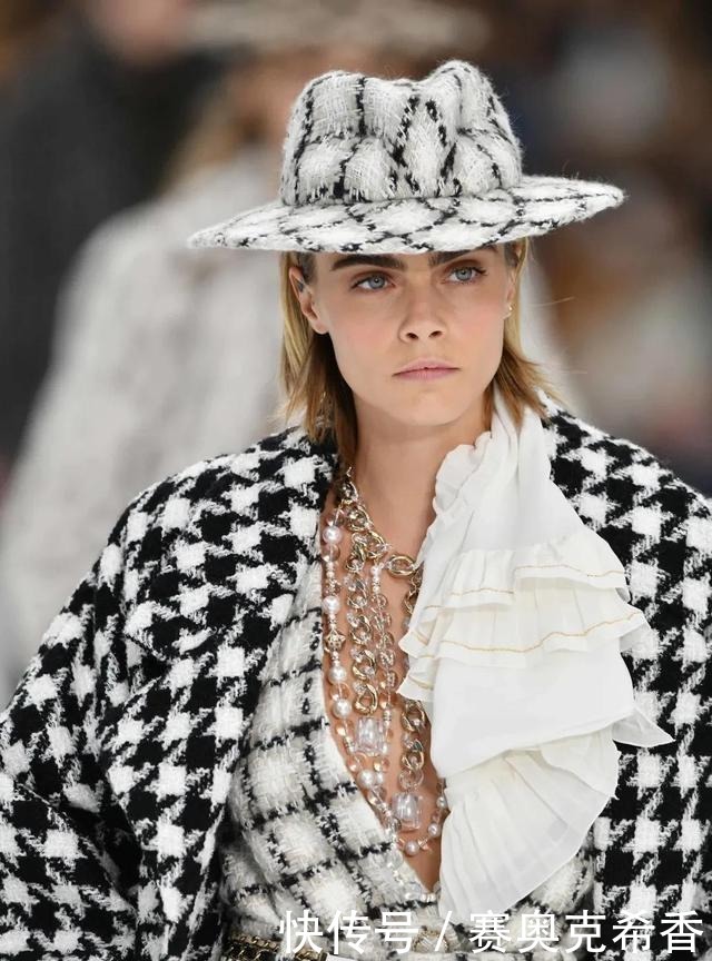 顶级蓝血奢侈品最爱美人颜PK战,你更Pink哪种颜?